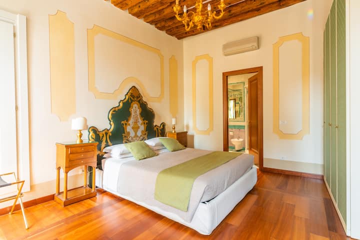 חדר שינה שני עם מיטה זוגית ומיטת יחיד אחת.