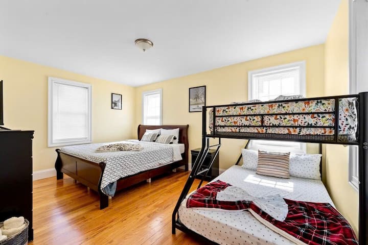 Spálňa 2: 1 veľká manželská posteľ, 1 poschodová posteľ s televízorom