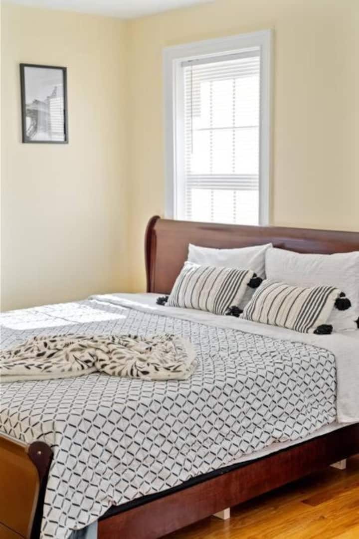 Spálňa 1: 1 menšia manželská posteľ s televízorom