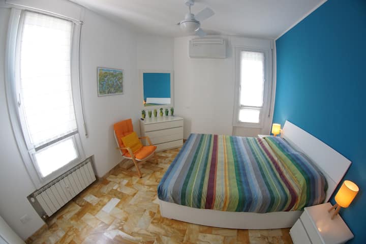 DORMITORIO DOBLE CON DOS VENTANAS