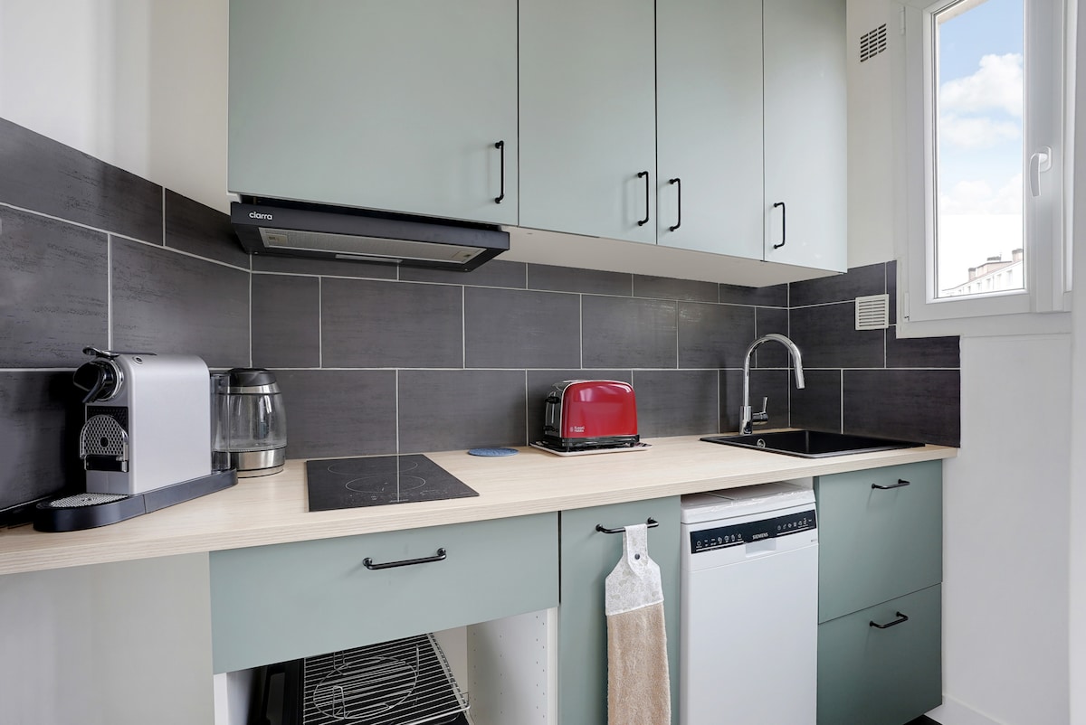 Annonce Airbnb populaire: Bright studio at the foot of the RER A – with elevator à Vincennes