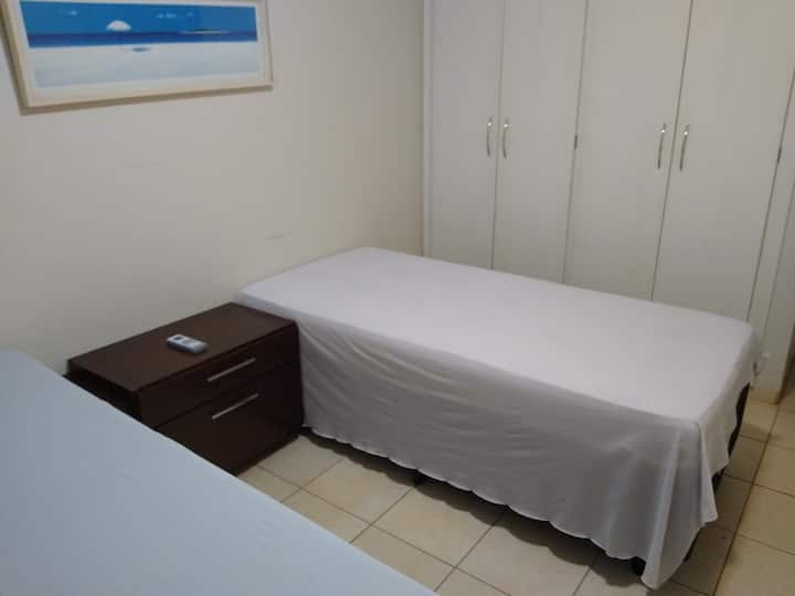 Соба со 2 единечни кревета + 1 под-кревет за 3 лица, клима уред Сплит