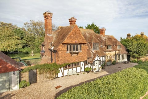 Beautiful Lutyens Beach House in Botany Bay