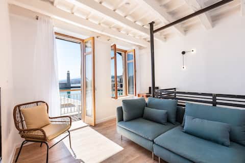 Chic Apt with Stunning Old Harbour Views, Rethymno