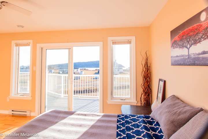 Glavna spavaća soba s pogledom na Moose Island.