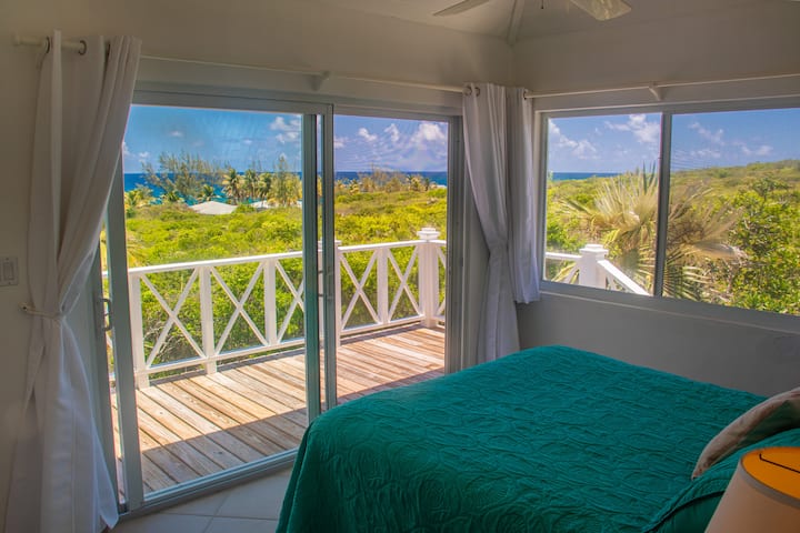 第二间卧室与第三间卧室共用卫生间，可欣赏海景，如果您需要工作，还有小书桌、空调和吊扇！  