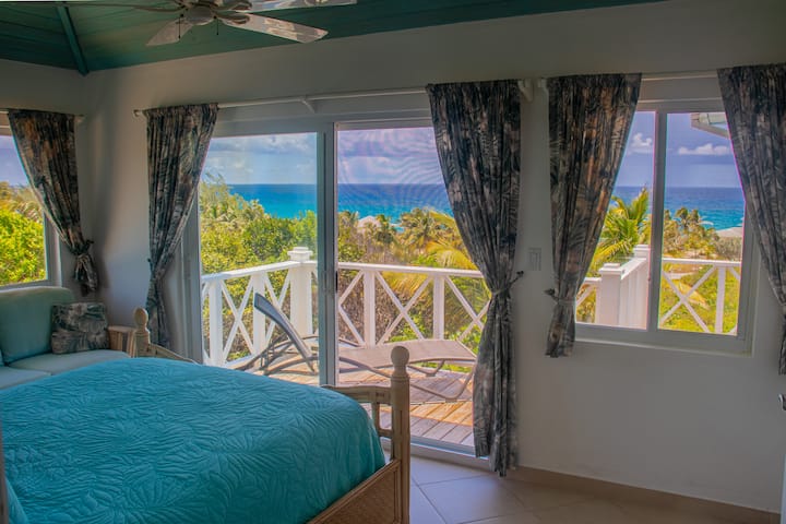 主卧配备标准双人床、空调、海景和海边环绕式门廊！ 