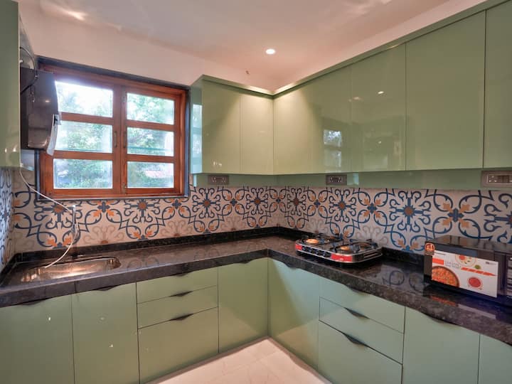 Fully equipped kitchen that you can utilise to fix your cravings throughout the day. It is equipped with a gas stove, RO, Microwave and Fridge.