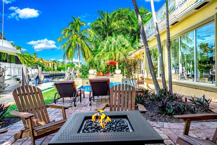 Heated Pool & Hot Tub! Waterfront Antique/Vintage! gallery image 5