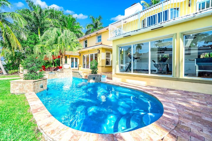 Heated Pool & Hot Tub! Waterfront Antique/Vintage! gallery image 2