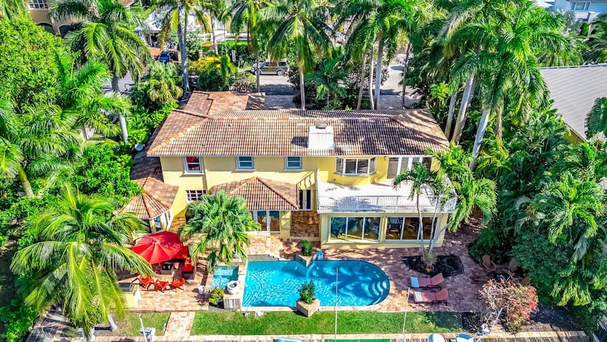 Heated Pool & Hot Tub! Waterfront Antique/Vintage!