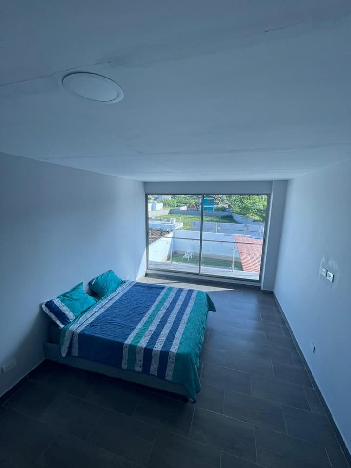 Quarto principal com vista para o terraço.