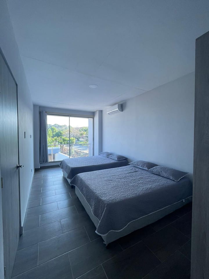 2 quartos king com vista para a entrada.