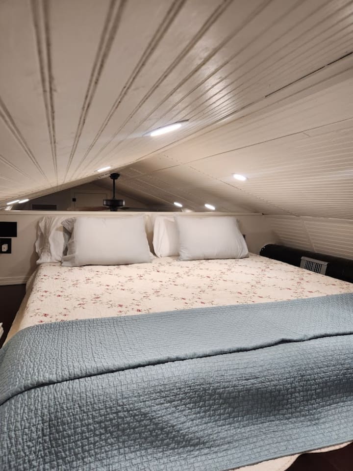 Krevat dopio "king size" me tavan të ulët! Dritat e zbehta të tavanit, prizat e shumëfishta, televizori dhe stendat e natës/magazinimi.