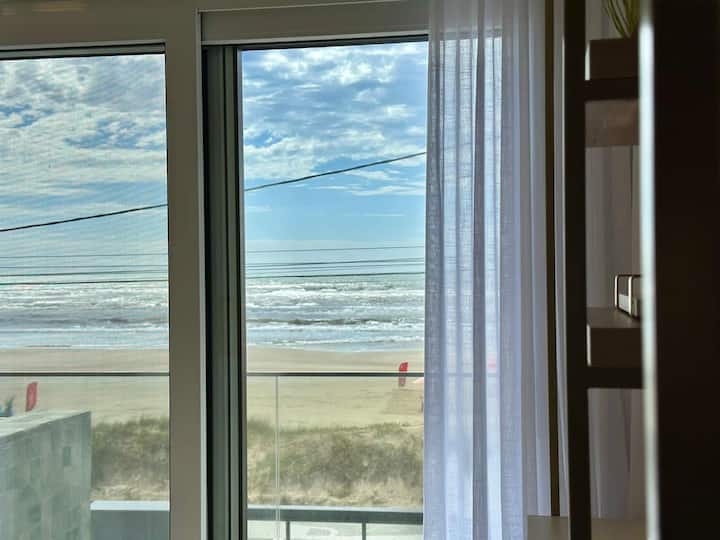 New Exclusive 3-Bedroom House on the Sand