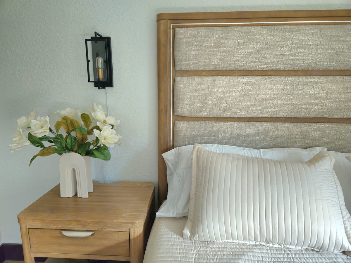 El segundo dormitorio con cama tamaño king y su propio televisor