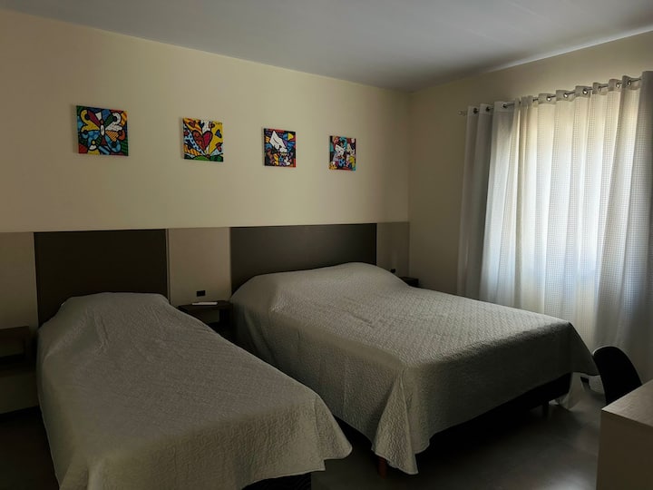 Спална соба 2  (1 брачен кревет (широк 150-179 см) и 1 единечен кревет (широк 180-179 см