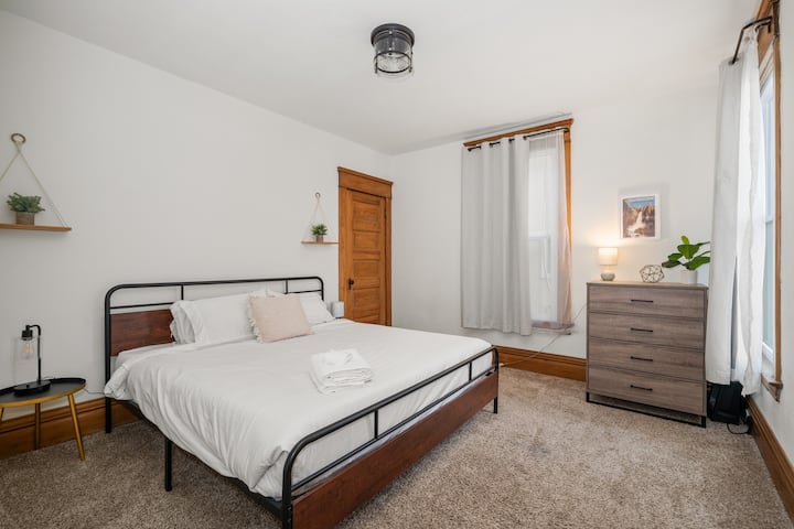 La puerta que aparece en la imagen conduce al pequeño dormitorio con 1 cama individual.