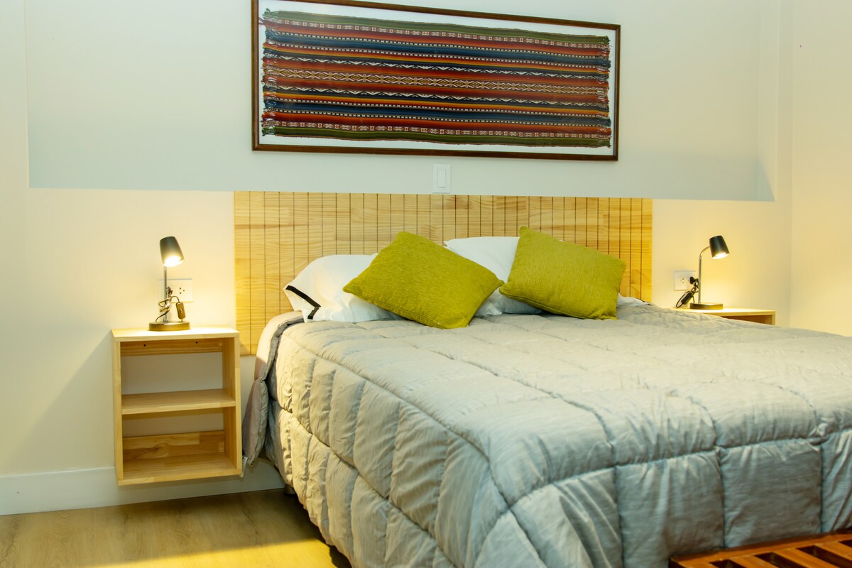 עיצוב החדר מערבב את פרטי האינקה עם המודרניות. המקום האידיאלי להירגע אחרי סיור אינטנסיבי בעיר.