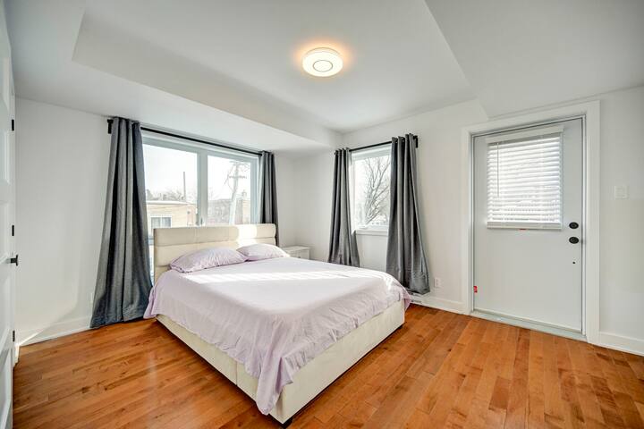 Bright & Roomy 2 Bedroom Condo gallery image 4