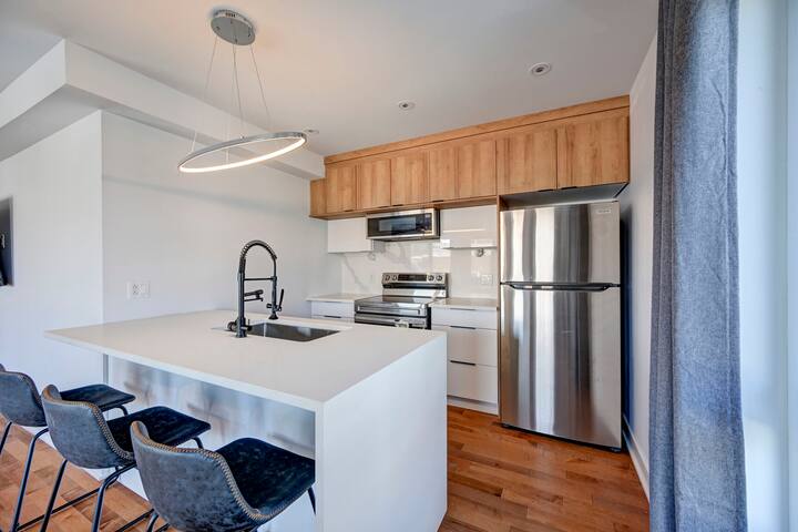 Bright & Roomy 2 Bedroom Condo gallery image 2