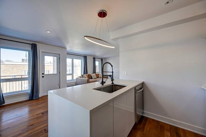 Bright & Roomy 2 Bedroom Condo gallery image 3