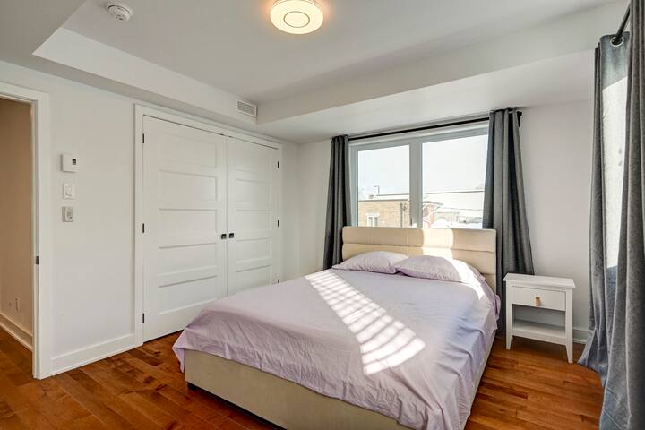 Bright & Roomy 2 Bedroom Condo gallery image 5