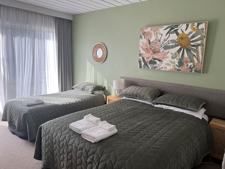 Riverfront Twin Share Room - Bright