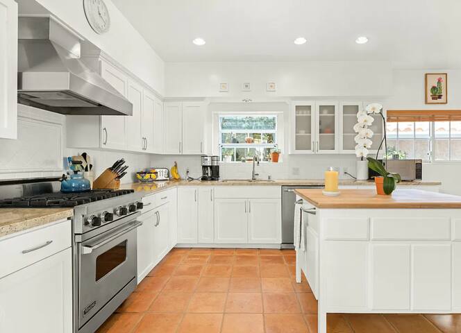 Beautiful 4B Home w/ great indoor & outdoor spaces gallery image 4