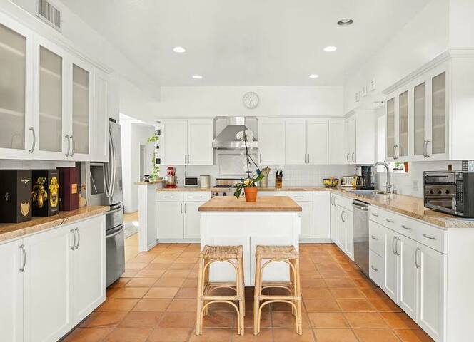 Beautiful 4B Home w/ great indoor & outdoor spaces gallery image 5