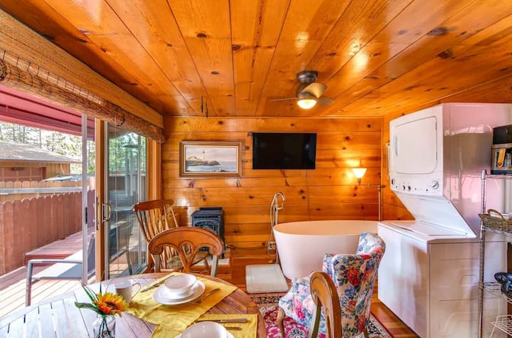 Cozy Little Red Cabin Next To Cave Rock Lake Tahoe - Lake Tahoe