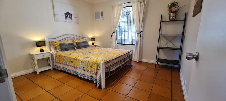 Втора спална соба со голема вградена гардероба, вентилатор и клима уред