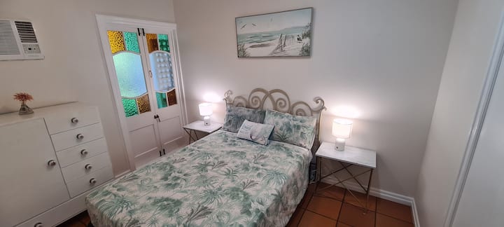 Трета спална соба со вграден гардеробер, вентилатор и клима уред