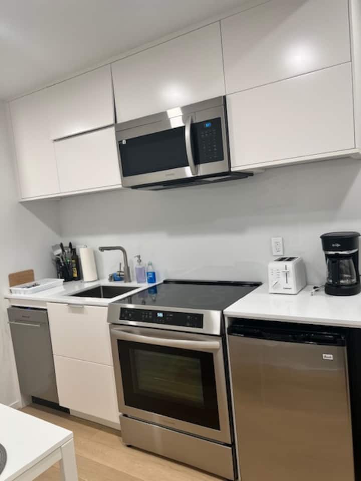 Modern Brand New Studio Close To Downtown - Sacramento, CA