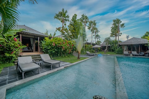 2x5Bedroom, Wooden Joglo Villa near Canggu