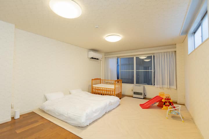 Ეს იქნება საბავშვო ოთახი.
Თუ ბავშვი გყავთ, დაგვიკავშირდით დაჯავშნისას.