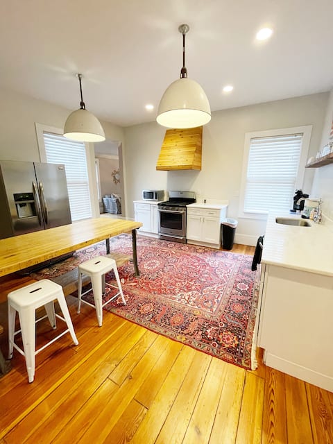 *Walk Everywhere* Downtown Historic Home - Charm!