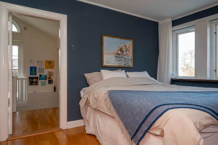 Quarto 1 - Cama 180cm - Dormidas 2
Descanse e recarregue as energias neste quarto sereno, com texturas aconchegantes e uma vista deslumbrante da janela, um retiro perfeito após um longo dia.