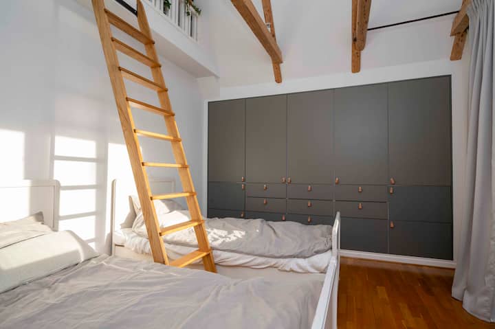 Quarto 2 - 2 cama de 90 cm - Dormem 2
Quarto luminoso e funcional com duas camas de solteiro, uma elegante escada de loft e muito armazenamento embutido para manter suas coisas organizadas.