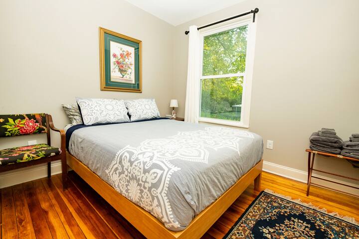 غرفة نوم مريحة مع سرير فاخر وخزانة كبيرة.