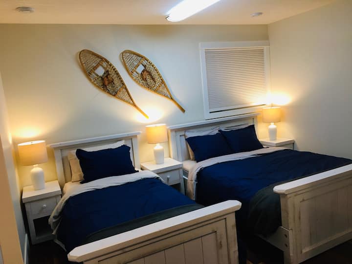 Grande chambre au sous-sol avec lit Queen Size et lits jumeaux XL
