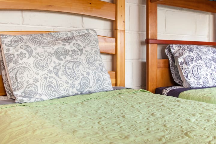 Par des lits simples ou un lit King size.