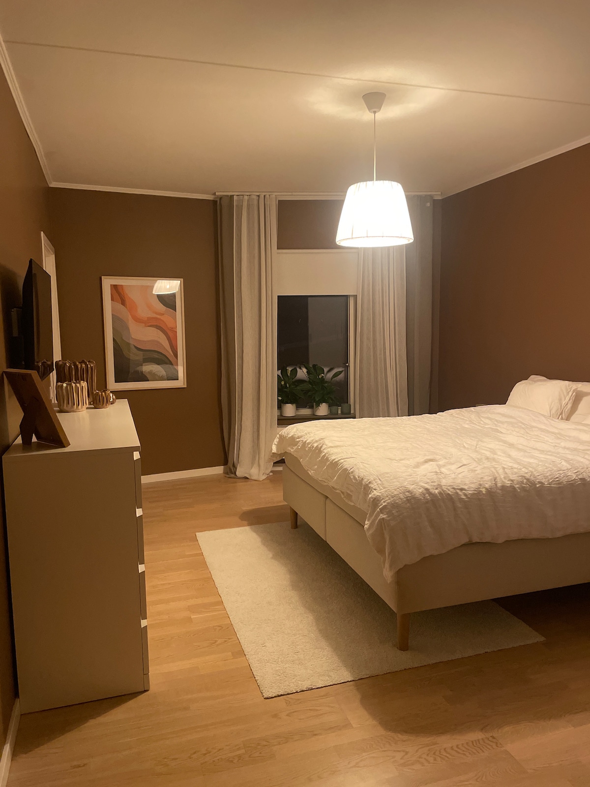 Dormitorio. Cama doble y TV 