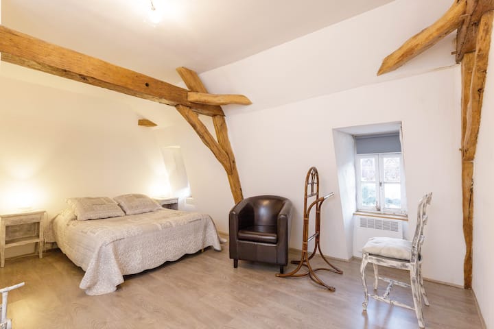 Large bedroom with en-suite bathroom and toilet.