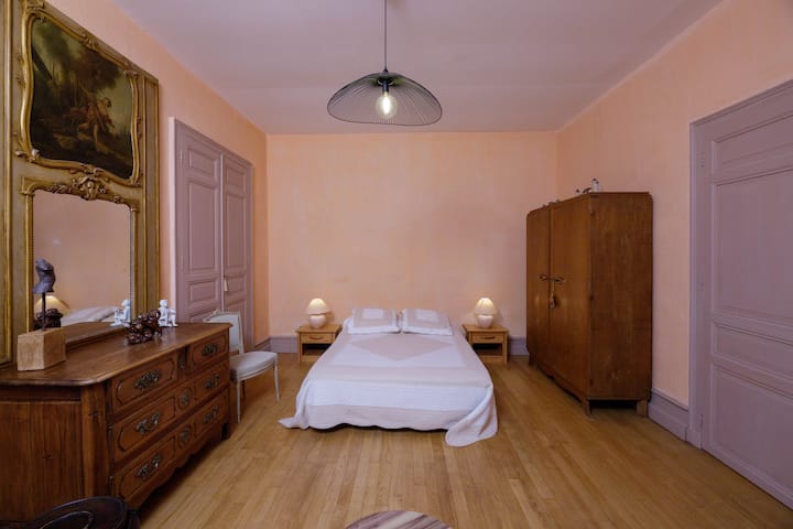 Beautiful single-story room, accessible to people with reduced mobility. note that the large bathroom is right next to it.