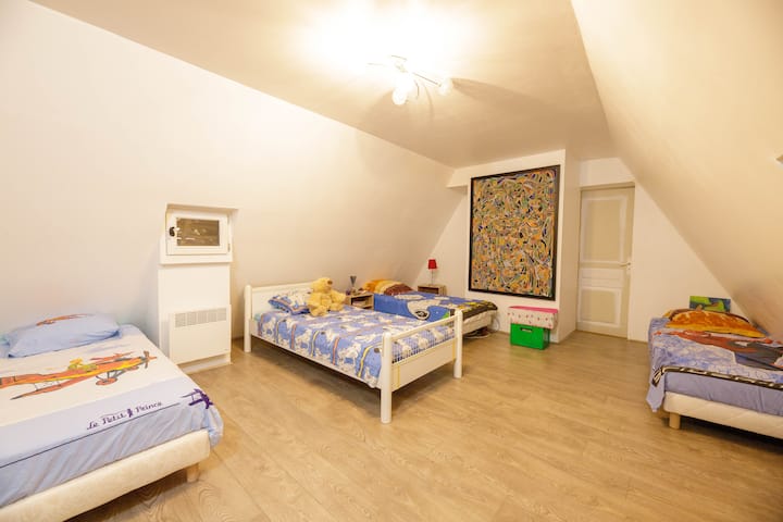 Dorm for children or teenagers with 4 single beds including 2 of 90 and 2 of 80.