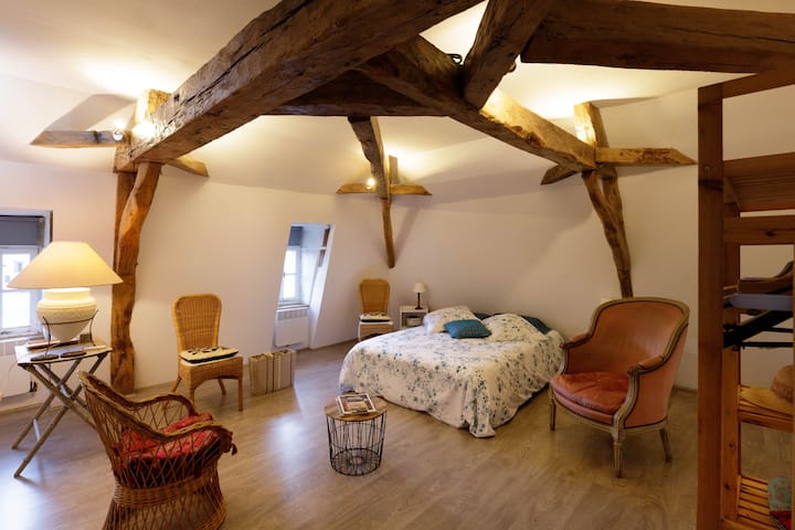 Large bedroom with separate toilet and ensuite bathroom.