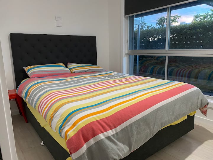 楼下的标准双人床卧室