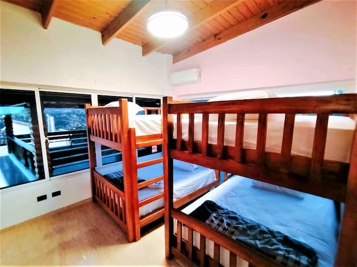 ห้อง #2 สำหรับ 4 คน/ตู้เสื้อผ้า/เครื่องปรับอากาศ/ชั้น 2