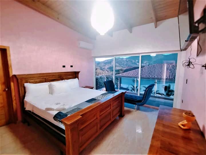 ห้องสวีทหลัก/วิวภูเขา/ชั้น 2